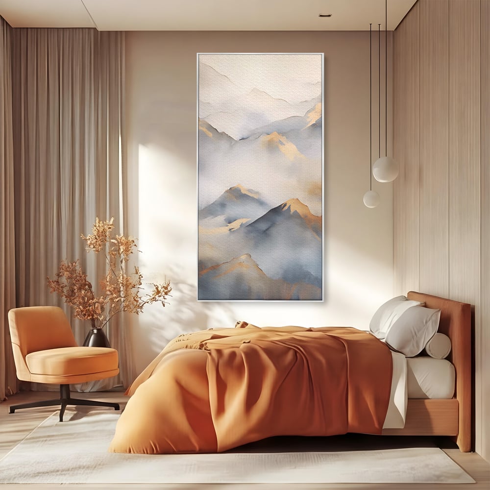 Tablou canvas cu pictura verticala cu munti in ceata, in rama de aluminiu argintiu, pe perete intr-un dormitor